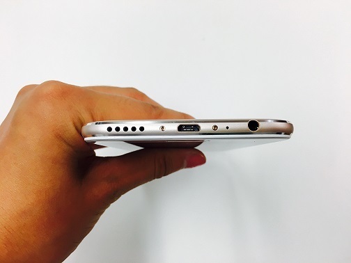 Zenfone4SelfiePro差込口側