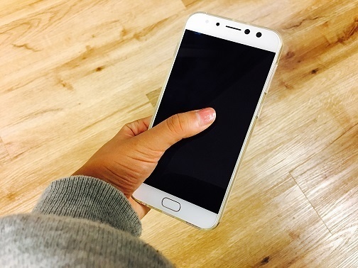 Zenfone4SelfieProを手に持った感じ