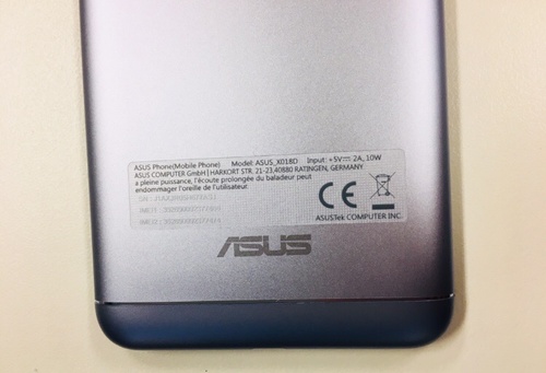 Zenfone Max Plusの背面ロゴ