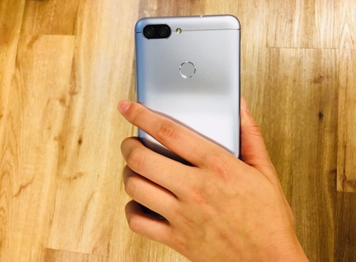 Zenfone Max Plusを持ってる様子