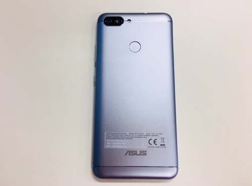 Zenfone Max Plusの背面